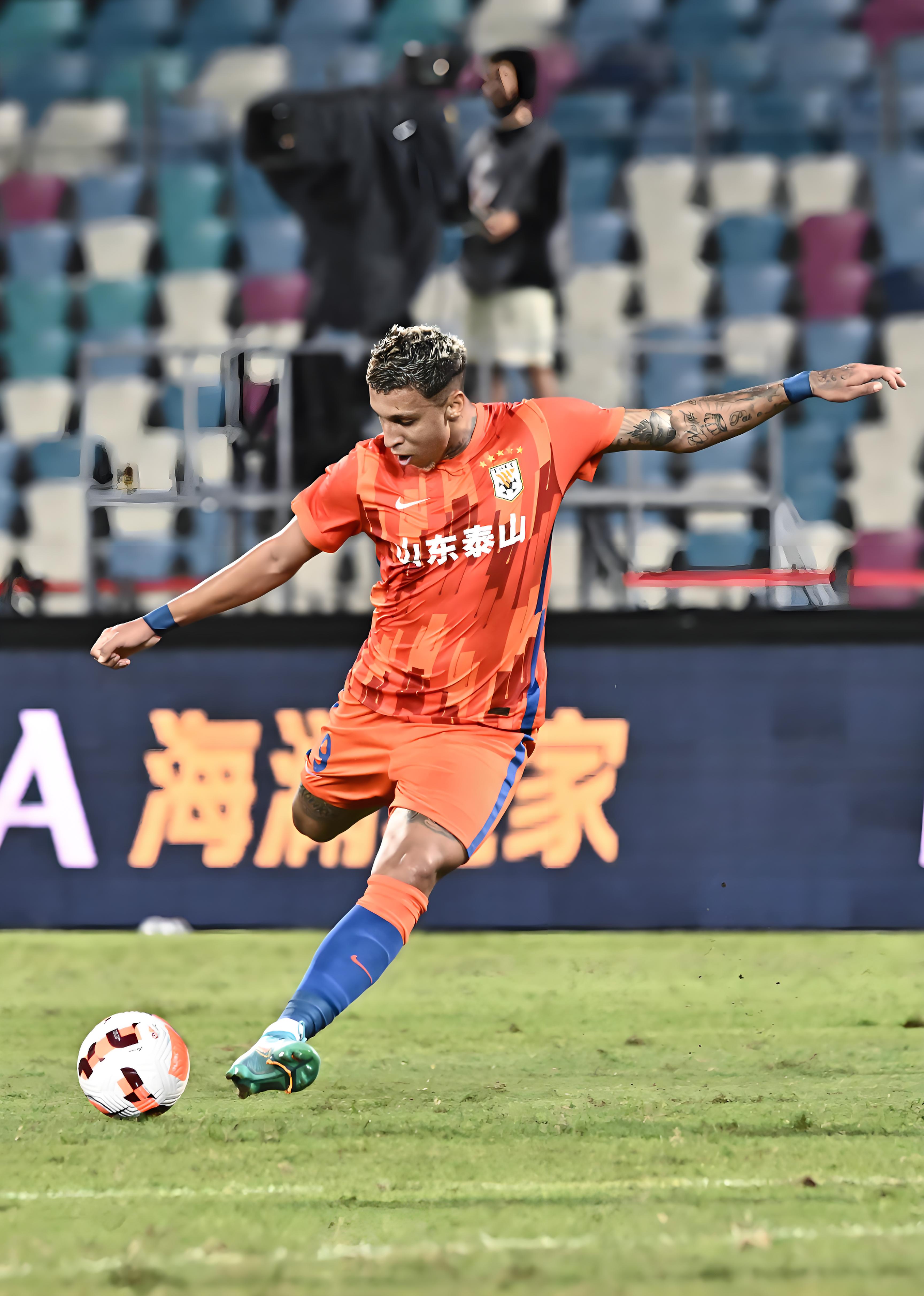 泰山5-1大勝西海岸登頂，克雷桑戴帽引爭(zhēng)議