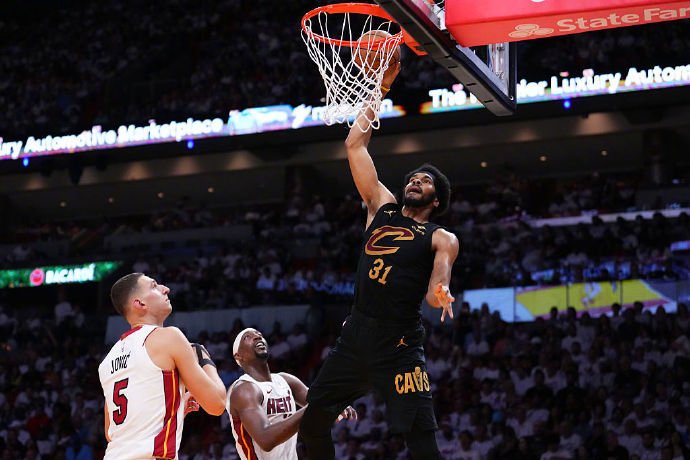 騎士vs熱火G3：米切爾32+8+6率隊(duì)逆轉(zhuǎn)，熱火三分失準(zhǔn)1-2落后