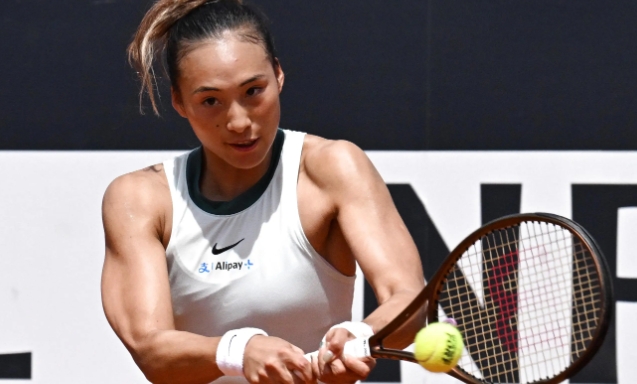 連續(xù)三年晉級(jí)8強(qiáng)！鄭欽文胯下?lián)羟蚣俭@四座，2-0力克強(qiáng)敵！