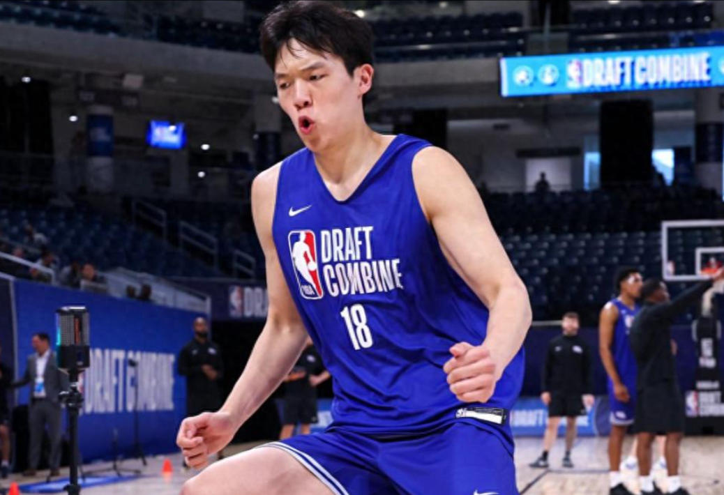 楊瀚森訓(xùn)練球衣拍出高價！8255美元第二高價，僅次于狀元弗拉格！