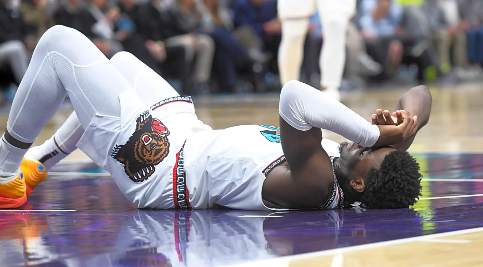 這不是尷尬了嗎！剛簽5年2.4億大合同，官方就宣告打野球受傷...