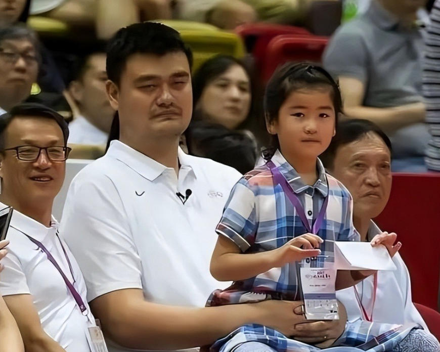 “巨人”基因顯著！姚明父女現身機場身高矚目，安檢過程像是“撓癢癢”