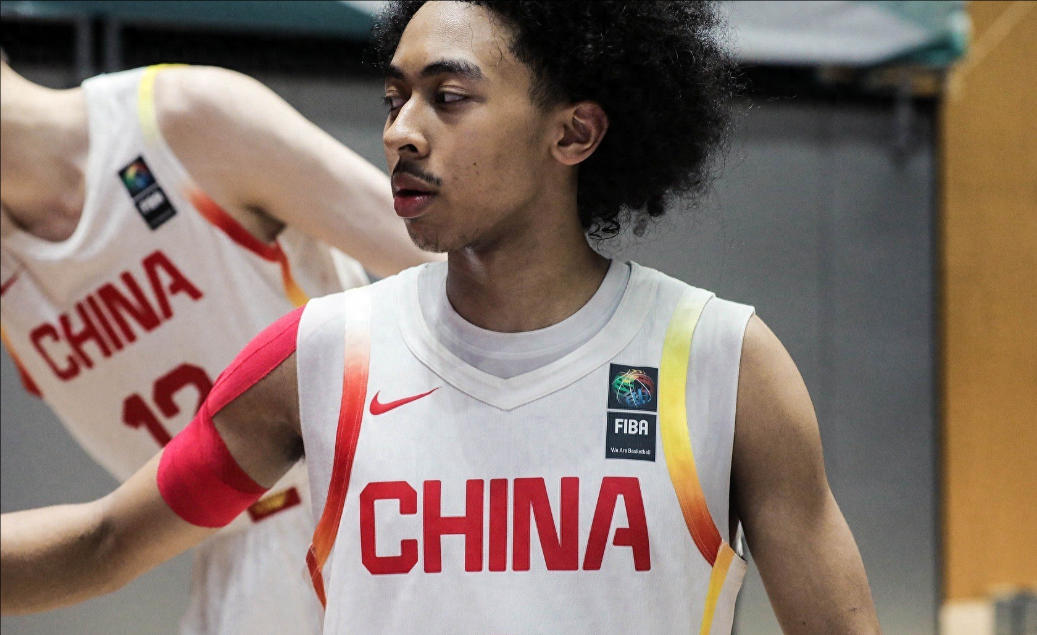 未來的后衛(wèi)支柱？17歲混血球員表現(xiàn)驚艷！公開表白熱愛中國
