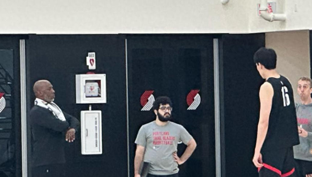 比盧普斯一對一教導(dǎo)！楊瀚森再或隊友稱贊：他的球商很高！