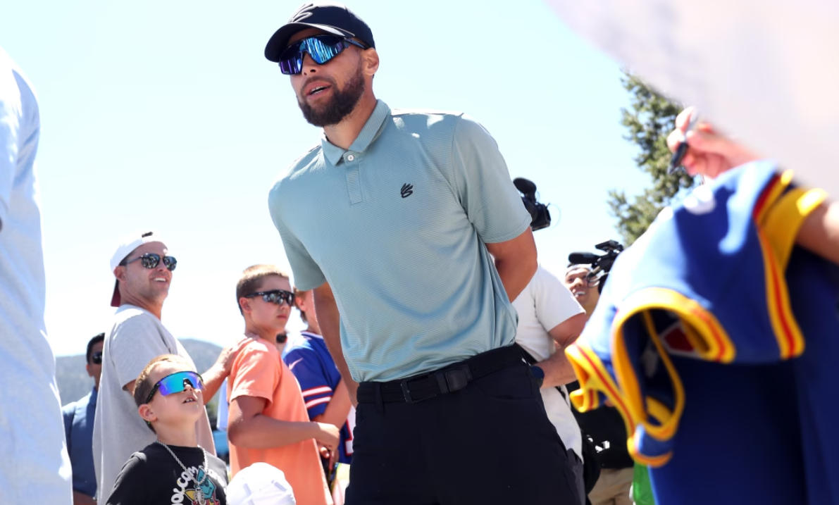 隔空喊話！庫里模仿詹姆斯高爾夫姿勢，高喊：我們需要你！