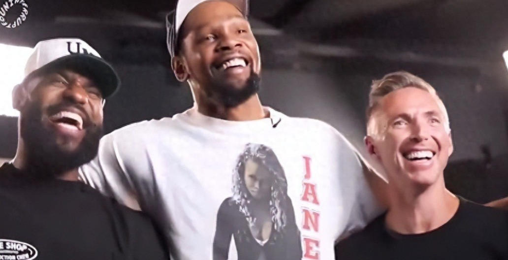 一笑泯恩仇！KD納什合影相互謙讓，詹姆斯吐槽：你們還在吵架嗎？