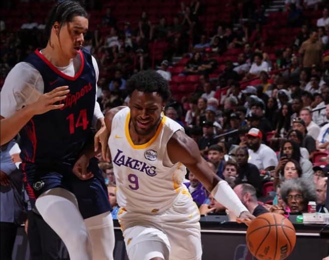 夏季聯(lián)賽最佳一戰(zhàn)！老爹現(xiàn)場助威，布朗尼17+5+5無力回天！