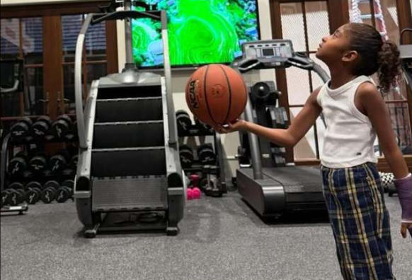 科嫂更新社媒：學(xué)中國(guó)麻將，女兒復(fù)刻老爹受傷練球！