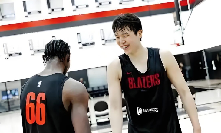 楊瀚森確定不打亞洲杯令人拍手叫好，籃協(xié)終于開(kāi)竅了...