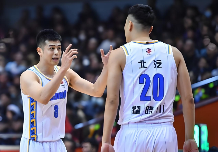CBA球員動(dòng)態(tài)：又一位年輕球員出國(guó)！北京二老簽約！或出現(xiàn)三方交易