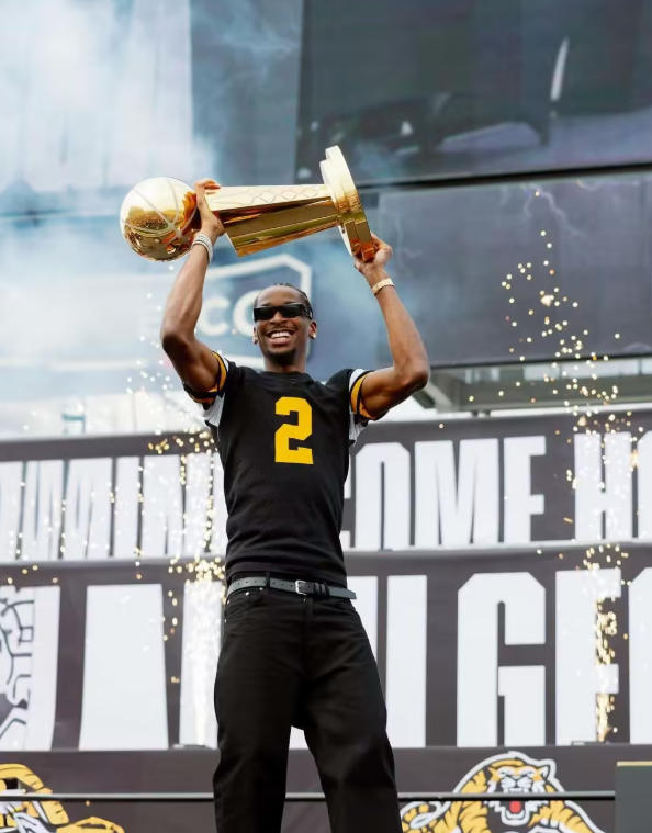 榮歸故里！亞歷山大捧獎(jiǎng)杯歸家：現(xiàn)在獲城市要是+喊MVP！