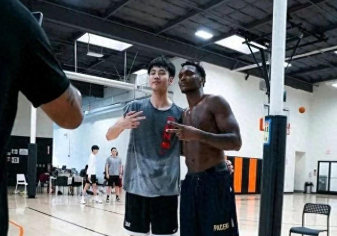 又一中國高中生闖美！18歲的鋒線天才拒絕CBA：現(xiàn)已在加州！