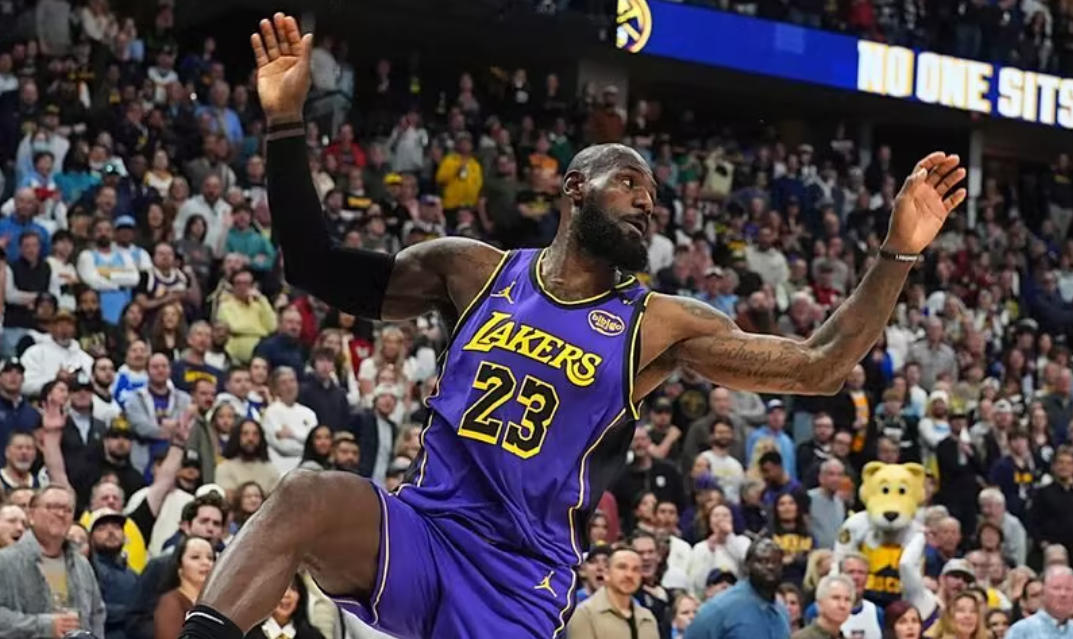 詹姆斯大秀肌肉！社媒正能量滿滿：與濃眉曬同一箴言！