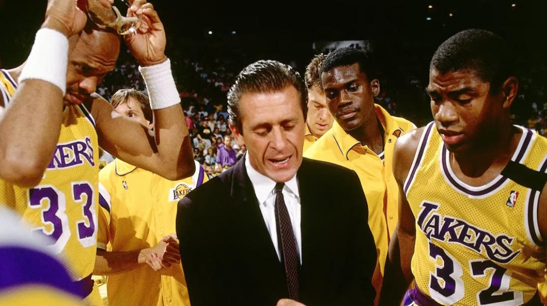 SHOWN TIME！萊利比肩科比成湖人第八座雕像：對戰(zhàn)綠軍時揭幕！