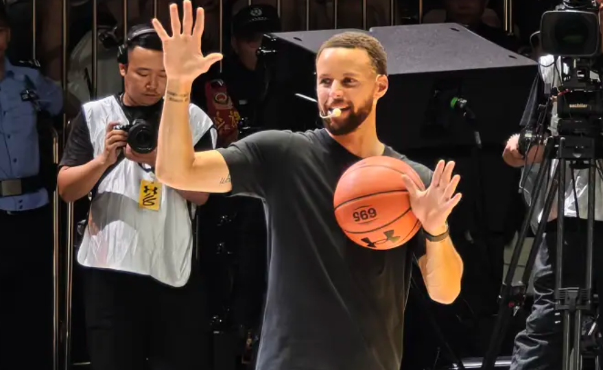 中國(guó)行也不忘訓(xùn)練！重慶無(wú)人機(jī)震撼表演歡迎庫(kù)里！